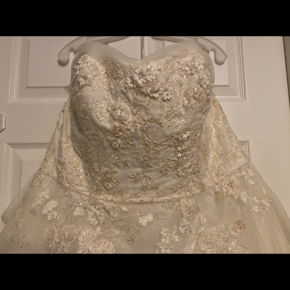 Oleg Cassini Organza Wedding Dress - Picture 4 of 8